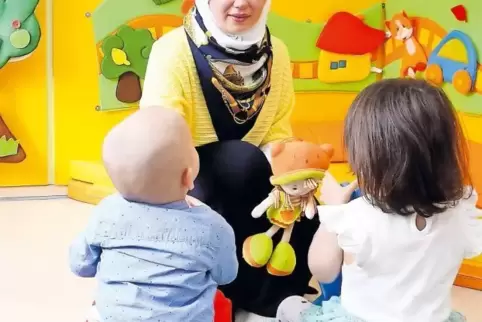 Tagesmutter Zelal Dakhel betreut Kinder bei der Tagespflege im Pirmasenser Nardinihaus.