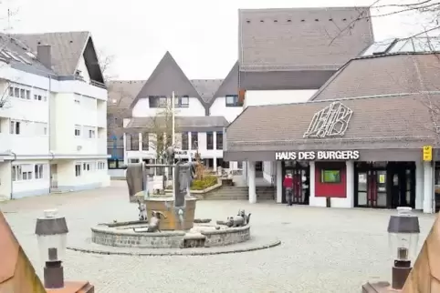 Derzeit ziert noch der alte Name den Eingang zur Kulturstätte. Offiziell heißt das Haus des Bürgers aber schon Congress Center R