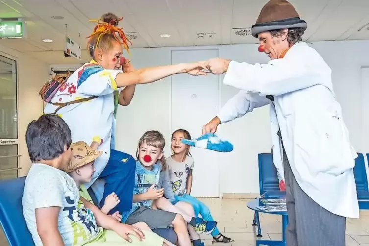 Die Clowndoktoren Ruth Albertin und Constantin Offel bespaßen im Westpfalz-Klinikum eine Gruppe der Kita Am Belzappel.