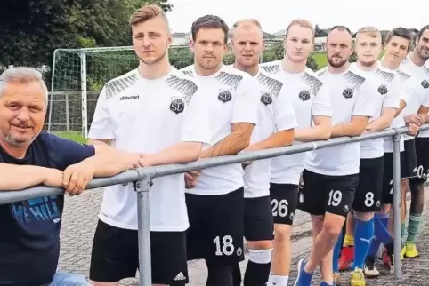 Vorsitzender Uli Salzmann (links), Trainer Marco Hocke (3. von rechts) und Spielleiter Thomas Zimmermann (rechts) mit acht der b