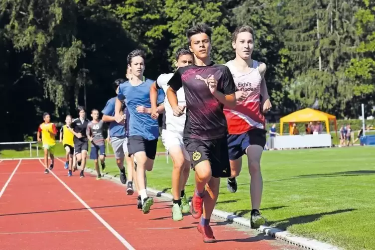 Jakob Blessing (rechts) vom EGW in der ersten Runde des 800-m-Laufs der Schüler A. Der 14-jährige Jockgrimer wird das Tempo glei