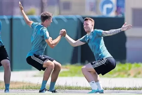 Trainingsform mit Symbolcharakter: Thomas Müller (links) und Marco Reus halten zusammen.