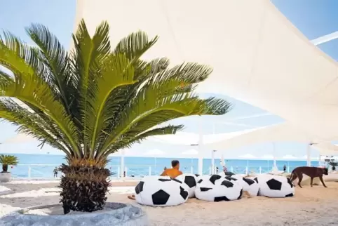 Hier lässt es sich leben: Der Strand gehört zur Hotelanlage des Radisson Blu in Sotschi, wo die deutsche Fußball-Nationalmannsch
