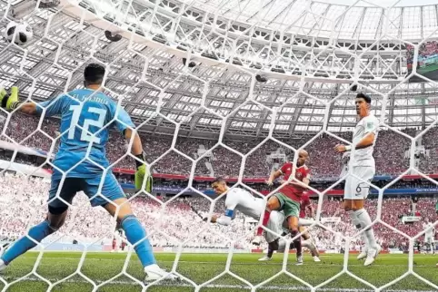Auch per Kopf brandgefährlich: Cristiano Ronaldo (hinten links) erzielt das goldene Tor.