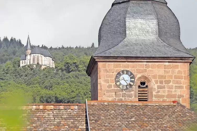 Die St.-Anna-Kapelle (hinten) ist ein beliebtes Pilgerziel. Im Vordergrund die katholische Kirche von Burrweiler.