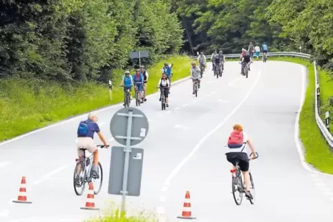 Die Straße verbindet Wallhalben und Thaleischweiler. Am Sonntag beim Autofreien Wallhalbtal war sie für Autos gesperrt. Dabei en