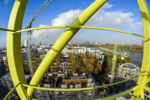 In Ludwigshafen gibt’s viele Baustellen, wie hier am Rheinufer Süd. Dennoch fehlt Wohnraum. Archivfoto: Kunz