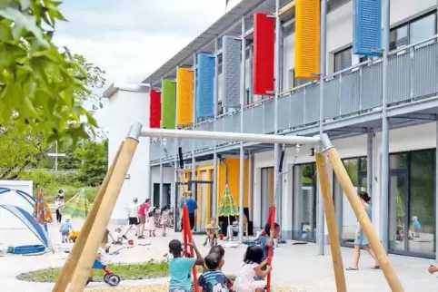 Die Kinder haben ihre neue Kita längst erobert.