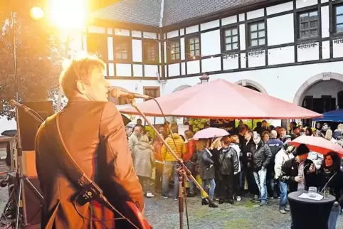 Auf Weinfesten – unser Foto zeigt das Weinfest in Maikammer – gibt es im Zuständigkeitsgebiet der Polizei Edenkoben immer wenige