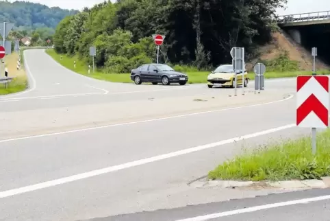 An der Ausfahrt Einöd wird dort, wo der Abfahrtsstreifen in die B 423 einmündet (links im Bild), eine Einfädelspur an die Fahrba