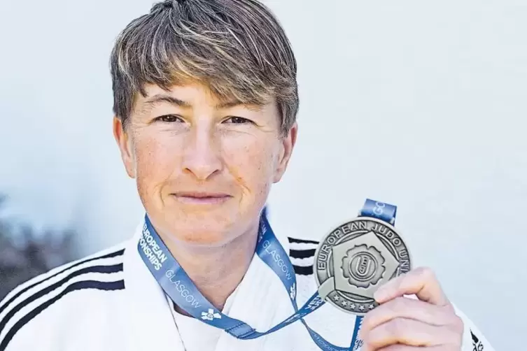 Andrea Otremba präsentiert stolz ihre Silbermedaille von den „Veteran European Championships“ in Glasgow.