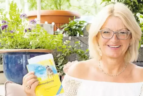 Sachkenntnis kann nicht schaden: Heike Saladin eignet sich zurzeit kommunalrechtliches Basiswissen an.