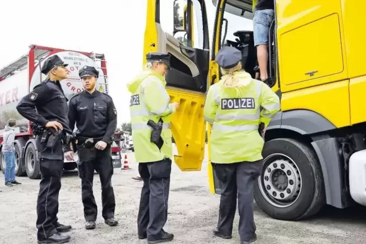 Die Polizei kontrollierte gestern erstmals in großem Stil das Diesel-Fahrverbot auf zwei Hamburger Straßen.