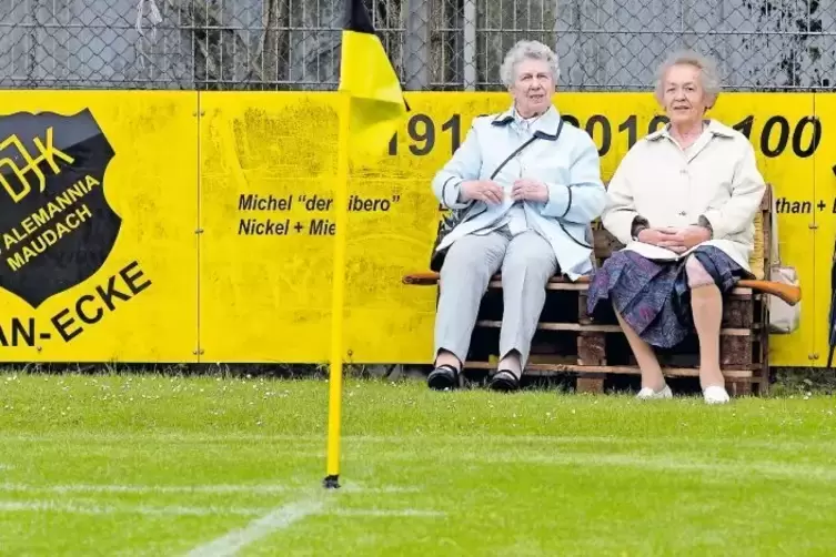 Echte Fußballfans: Gertrud Lender (85) und Helga Merdens (81, rechts) haben ihren Ehrenplatz in der Nähe der Eckfahne. Sie lasse