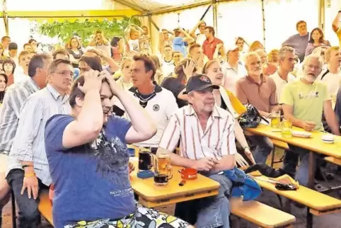 Public Viewing hat schon Tradition: 2010 fieberten die Fans in Kindsbach dem Sieg der deutschen Mannschaft gegen Serbien entgege