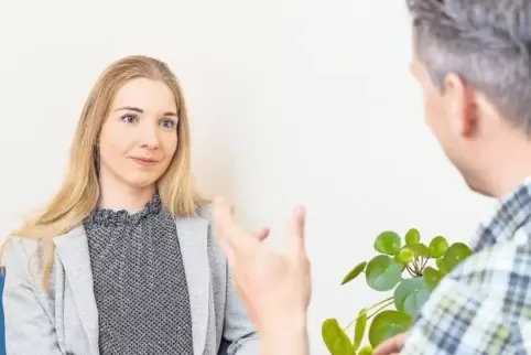 Tägliche Arbeit in der Rhein-Haardt-Klinik: Ein Gespräch zwischen Diplom-Psychologin Selina Grunwald und einem Patienten.