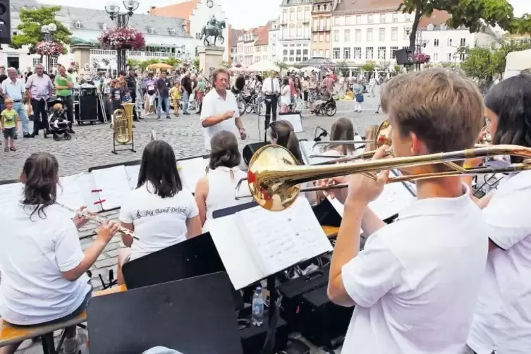 Peter Kusenbach mit seiner Big Band auf dem Rathausplatz.