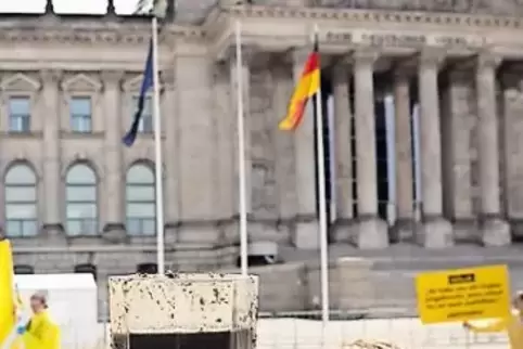 Greenpeace-Protest mit Gülle vor dem Reichstag in Berlin.