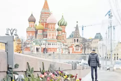 Auch mehr als drei Jahre nach Boris Nemzovs Tod werden immer wieder frische Blumen an der Stelle niedergelegt, wo er am 27. Febr