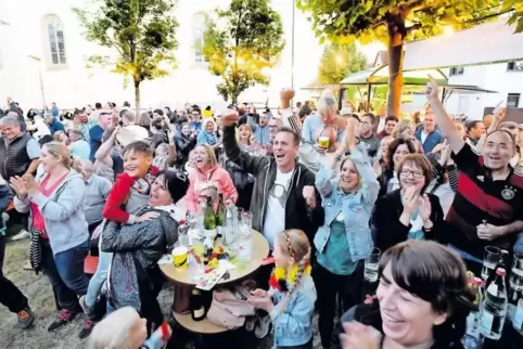 Das erlösende Tor zum 2:1 für Deutschland gegen Schweden: Beim Brunnenfest wurde mitgefiebert.