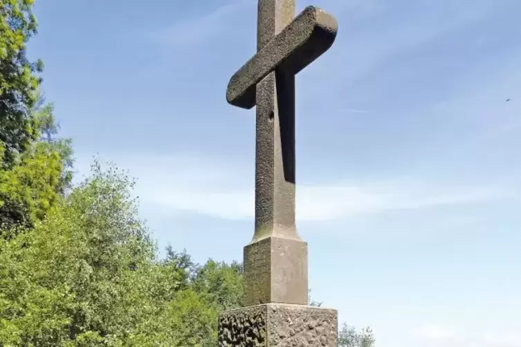 Das Wetterkreuz hoch &uuml;ber Burrweiler &ndash; dort muss Tretters Hei&szlig;luftballon 1784 vorbeigeschwebt sein.