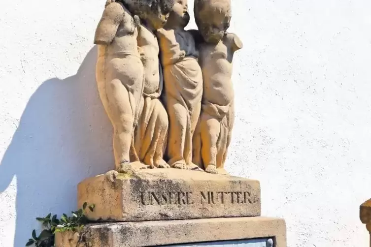 Skulptur von Hofbildhauer Conrad Linck an der Kirche in Weyher.