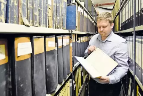 Gemeindeobersekretär Jens Glaser im Bobenheim-Roxheimer Archiv. Eigentlich arbeitet er in der Finanzabteilung, aber inzwischen k