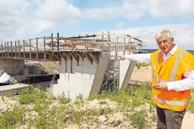 LBM-Leiter Bernhard Knoop zeigt die Wirtschaftswegebrücke südlich der Kreisstraße 1, die wohl erst im Herbst fertig sein wird. LBM-Leiter Bernhard Knoop zeigt die Wirtschaftswegebrücke südlich der Kreisstraße 1, die wohl erst im Herbst fertig sein wird.