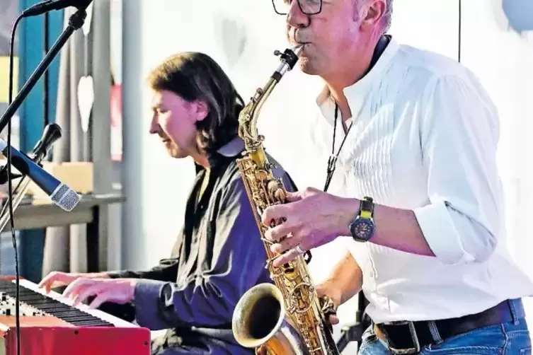 Stefan Gebert (Saxofon) und Frank Steuerwald (Piano) erzählten Geschichten rund um berühmte Songs aus Rock und Pop.