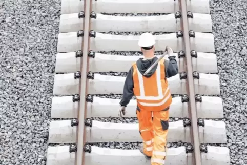 Bei der Deutschen Bahn herrscht in einigen Bereichen Personalmangel. In den nächsten Jahren gehen viele Mitarbeiter in der Ruhes