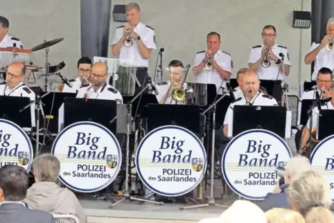 Die Big Band nahm ihre Zuhörer mit auf eine musikalische Reise in die Tanzlokale der 30er Jahre.