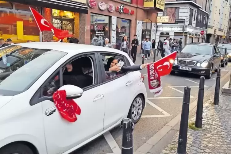 Bis in die späten Abendstunden feiern Erdogan-Anhänger den Sieg „ihres“ Präsidenten.