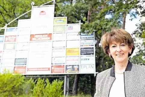 Wirbt mit Einzelhandel, Dienstleistung und kostenlosen Parkplätzen: die Vorsitzende der Aktionsgemeinschaft S+E im Gewerbegebiet