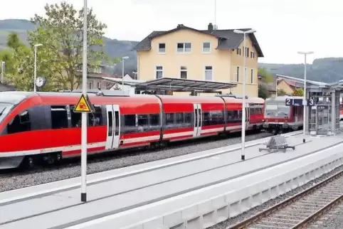 Für die SPD ist die Bedeutung der Alsenztalstrecke – hier der Bahnhof in Rockenhausen – durch die Schaffung einer Direktverbindu