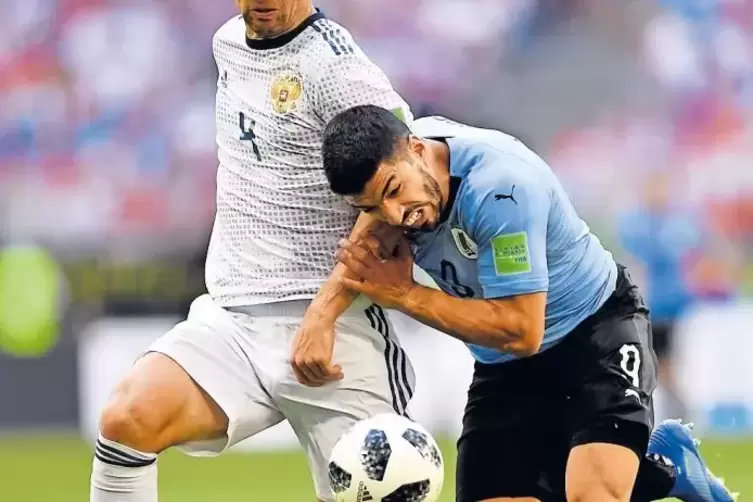 Russlands Sergej Ignaschewitsch und Luis Suarez (rechts) im Duell.
