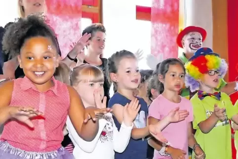 Haben Spaß in der Manege: Der Veranstaltungsraum der Kita erinnert zum 25-jährigen Bestehen an eine Zirkusarena.