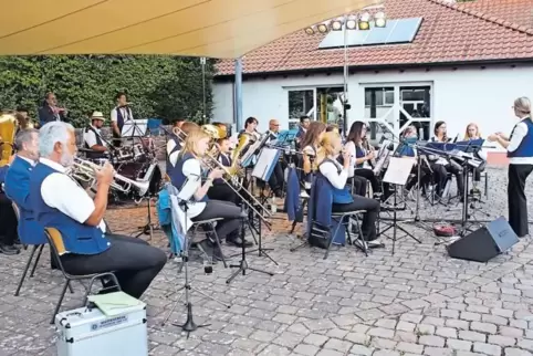 Volle MV-Power: Stammorchester und Jugendkapelle.