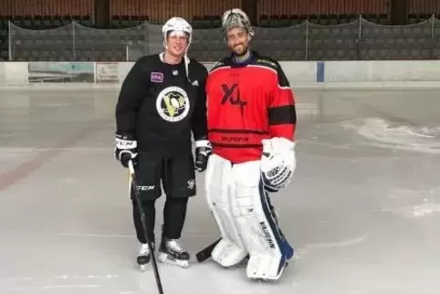 Kanadas Ausnahmestürmer Sidney Crosby (links) und Adler-Torwart Dennis Endras. Foto: Endras