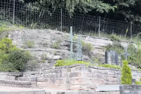 Im alten Teil des Friedhofs werden Stützwände erneuert.