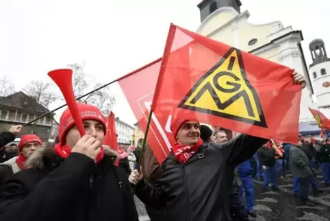 Durch neue Mitglieder wieder kampfkräftiger werden will die IG Metall Ludwigshafen-Frankenthal – hier Aktive bei einer Kundgebun