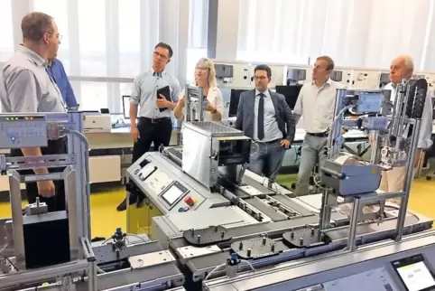 Demonstration einer „Lernfabrik 4.0“ (Smart Factory) in der Heinrich-Hertz-Schule in Karlsruhe.