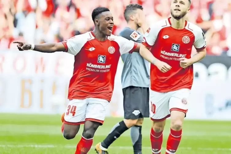Mit Vorfreude auf die neue Saison reist der FSV Mainz 05 am Samstag zu Ph&ouml;nix Schifferstadt. Im Bild: Alexandru Maxim (re.) und 