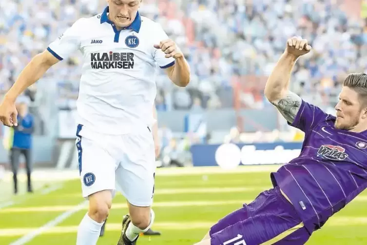 Der Karlsruher SC, hier mit Marcel Mehlem (links) im Zweikampf mit Dennis Kempe (Aue), spielt am 4. Juli in Fu&szlig;g&ouml;nheim.