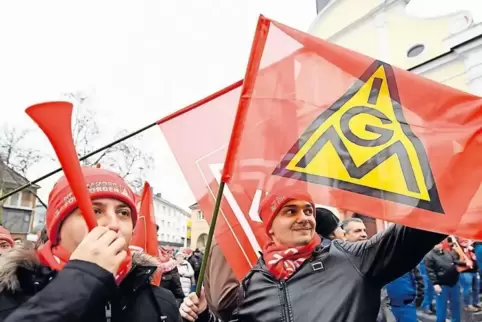 Durch neue Mitglieder wieder kampfkräftiger werden will die IG Metall Ludwigshafen-Frankenthal – hier Aktive bei einer Kundgebun