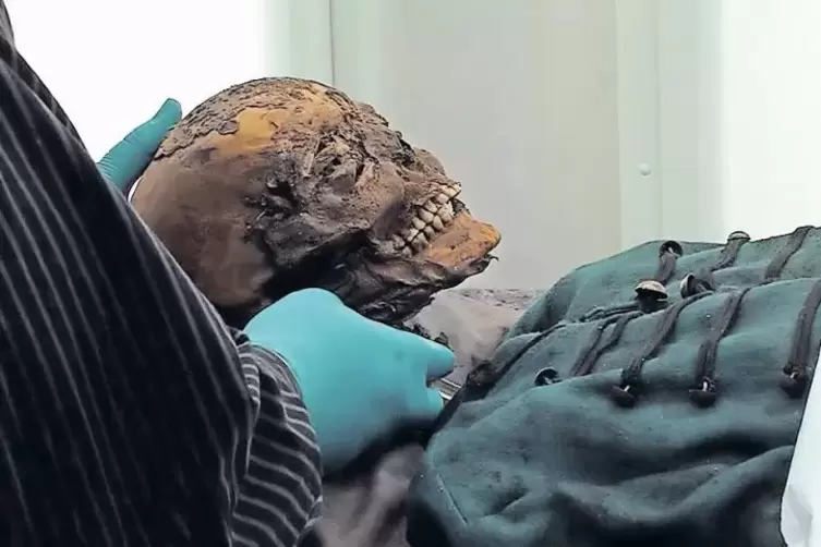 Sorgsamer Umgang: Filmszene aus &bdquo;Mannheimer Mumien&ldquo;.