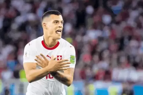 Umstrittene Geste: Granit Xhaka bejubelt seinen Treffer zum 1:1 gegen Serbien am vergangenen Freitag.