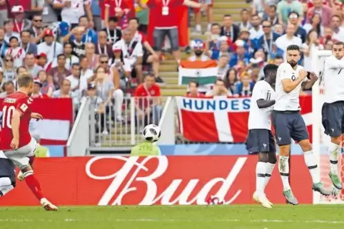 Ausnahmsweise ein bisschen Dampf: Der Däne Christian Eriksen beim Freistoß im Spiel gegen Frankreich.