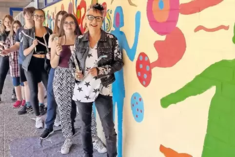 Anfangs war vieles an der Schule grau. Bruni Monnerjahn (vorne; hier mit Schülern der 8. Klasse) sorgte mit dafür, dass sich das