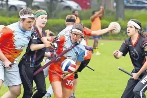 Mischung aus Handball, Rugby und Völkerball: Beim Quidditch-Training kann es schon mal blaue Flecken geben.