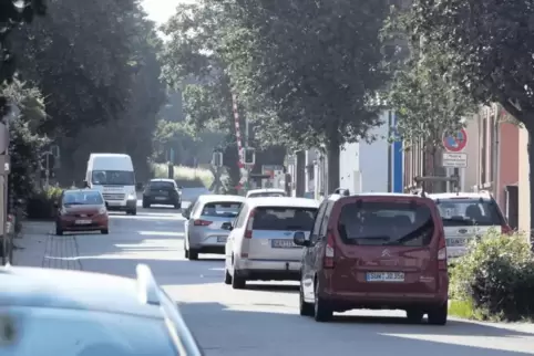 Anwohner der Bahnhofstraße in Insheim ärgern sich über Autos, die zu schnell an ihren Häuser vorbeifahren.